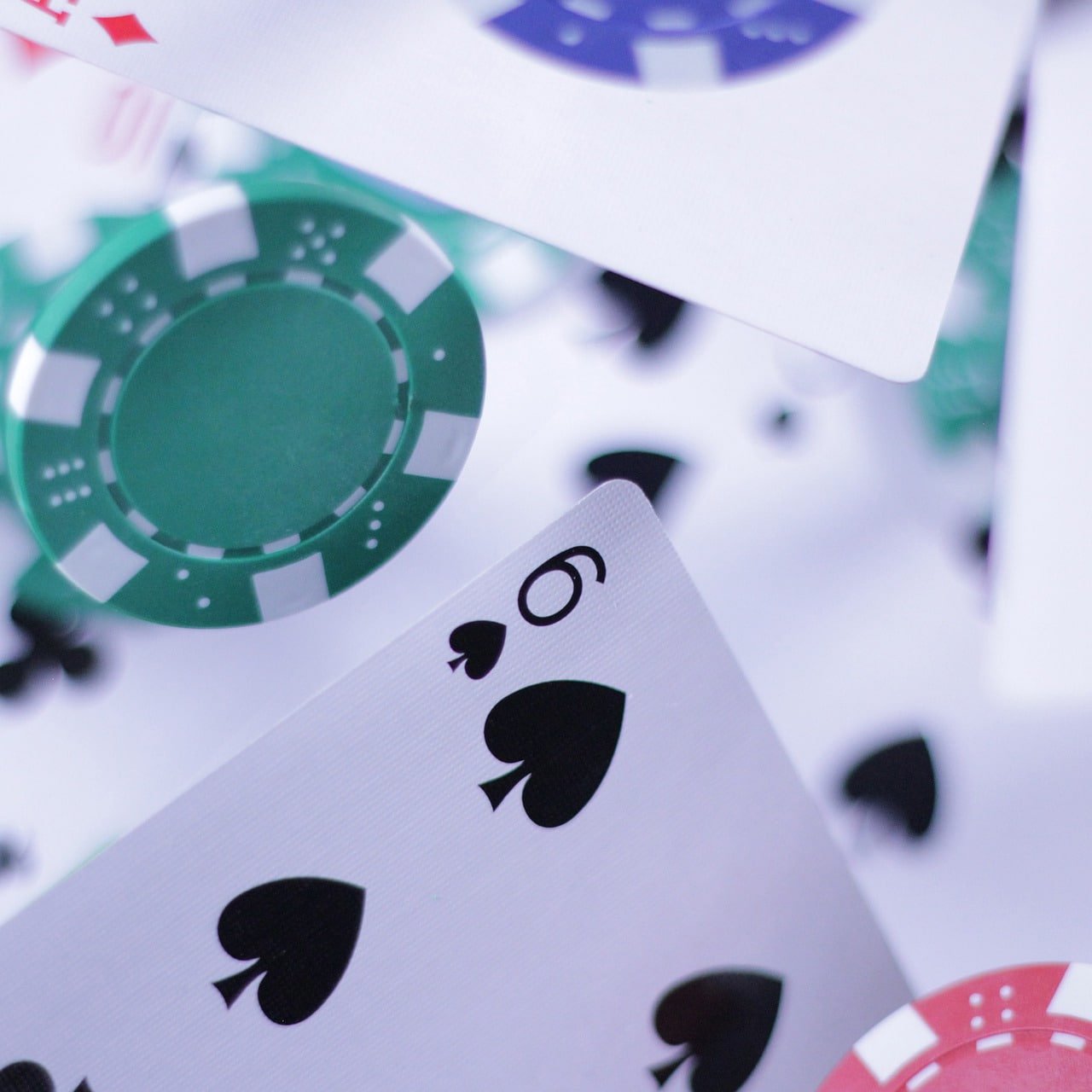 Antarmuka meja Casino Hold'em di panentoto dengan kartu hole dan community card yang ditampilkan